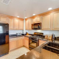 Queens Maid Cleaning & Vacation Rental Services - Spotless kitchen inside Airbnb managed by Queen's Maid