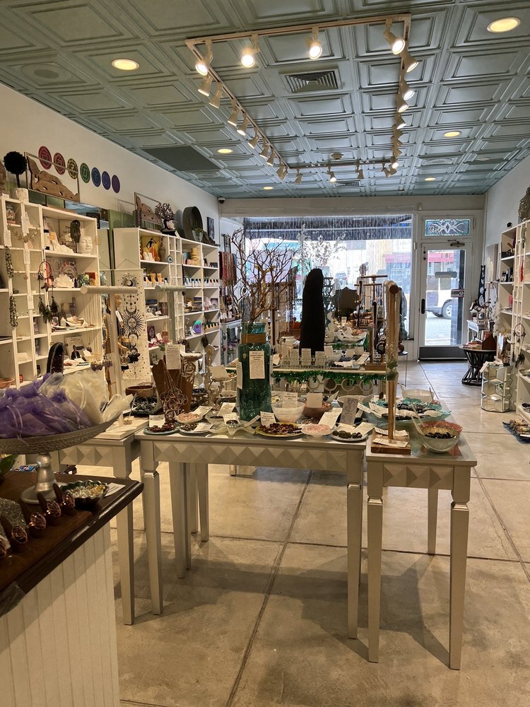 ROCKY’S CRYSTALS & MINERALS Updated September 2024 39 Photos & 17