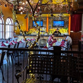 Rainhas Churrascaria - Bar and brightly lit dinning room, one of many - Brazilian Near Me - Corona, New York Rainhas Churrascaria - Bar and brightly lit dinning room, one of many - Brazilian Near Me - Corona, New York