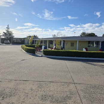 Foothills Motel - Immaculate landscaping - Hotels Near Me - Auburn, California