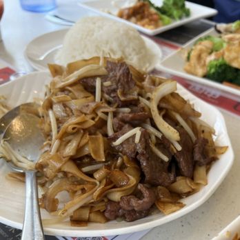 Longten Cafe - Beef chow fun and broccoli chicken lunch special in the back - Hong Kong Style Cafe Near Me - Monterey Park, California Longten Cafe - Beef chow fun and broccoli chicken lunch special in the back - Hong Kong Style Cafe Near Me - Monterey Park, California