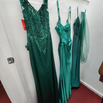 Do's Formal - 3 dresses my daughter didn't wanna try on at all. - Bridal Near Me - Honolulu, Hawaii Do's Formal - 3 dresses my daughter didn't wanna try on at all. - Bridal Near Me - Honolulu, Hawaii