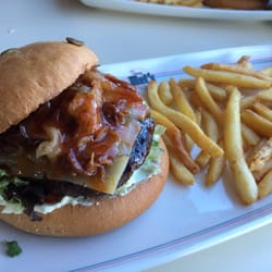 Tommy Mel's - La thriller burguer con pan de semillas con pipas de calabaza, carne pulled pork, queso Monterrey, cebolla pochada y salsa sweet chili.