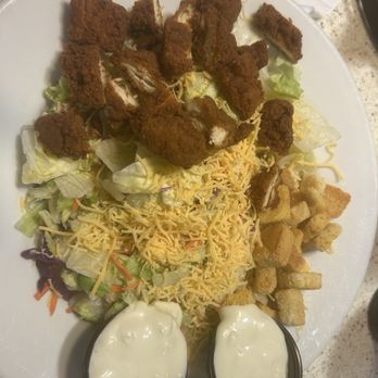 Denny's - Mama's Fried Chicken House Salad - Diners Near Me - Sioux Falls, South Dakota