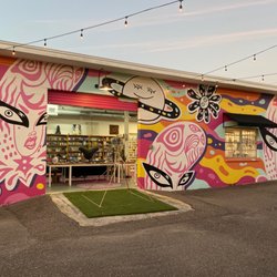 Royal Suzie - Side entrance & mural
