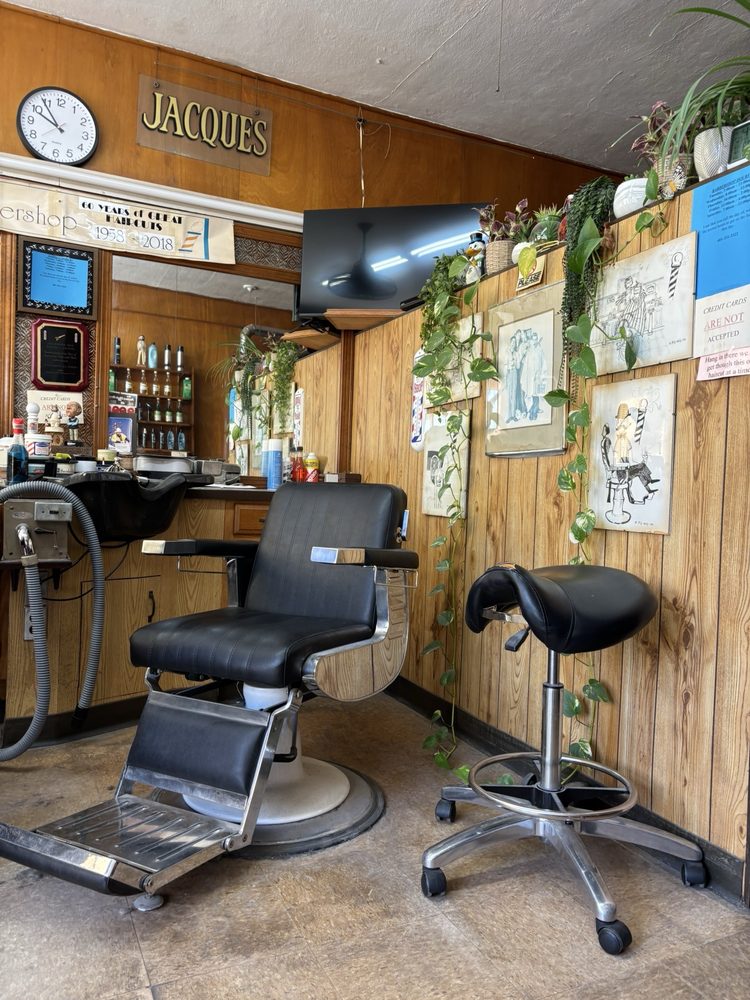 Ed's Barber Shop Logo
