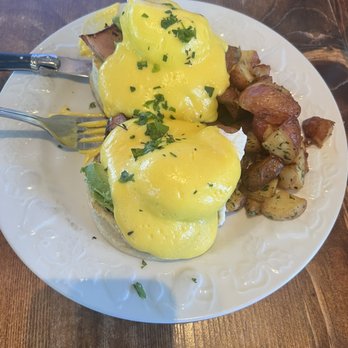 Petit Soleil - Eggs Benedict - Breakfast & Brunch Near Me - Napa, California