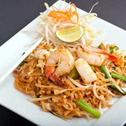 Mekong - Pad Thai, een Thaise noedelgerecht met kip en tamarindesaus.