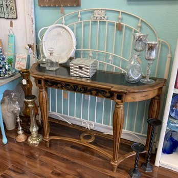Unique And Chic - Beautiful Curved Entry Way / Sofa Table! - Antiques Near Me - Sarasota, Florida