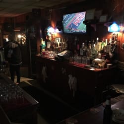 Hickey's Valley House - Throwback bar with friendly staff and laid back crowd.