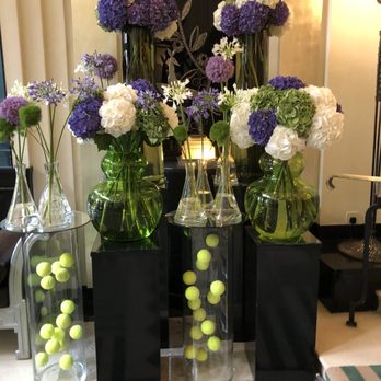 Claridge's - Beautiful flowers in hotel - Hotels Near Me - London, XGL Claridge's - Beautiful flowers in hotel - Hotels Near Me - London, XGL