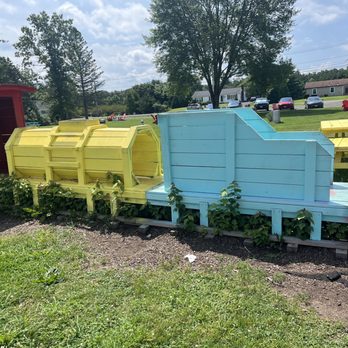 Cindy's Drive In - Weeds everywhere - Ice Cream & Frozen Yogurt Near Me - Granby, Massachusetts