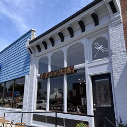 Dragonfly Coffee House - Outside seating