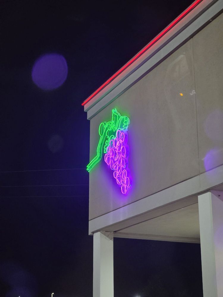Springhill Wine & Spirits Logo
