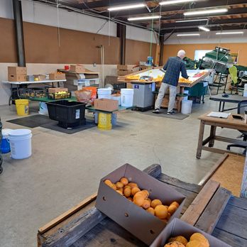 Willow Creek Ranch - Mandarin oranges roll down the ramp and get sorted, weighed, and bagged. - Farmers Market Near Me - Penryn, California
