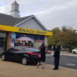 Sunoco - 10/5/22 Basket Ball Coach (and Former Pointguard ...Go Chicago Sky) getting information about her car.