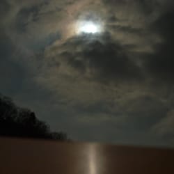 Sperrmauer - Der Vollmond scheint auf die Mauerkrone