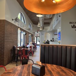 Round Table Pizza - Dining Booths
