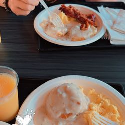 Holiday Inn Express & Suites Danville - Every morning the hot breakfast options were delicious and the wait staff are tremendously attentive helpful and friendly!