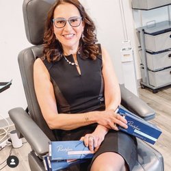 Dr. Shternfeld is an internationally trained aesthetic physician and ophthalmologist, specializing in under eye fillers.