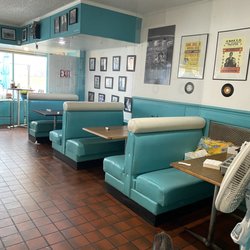 Dee'S 50'S Place - Inside