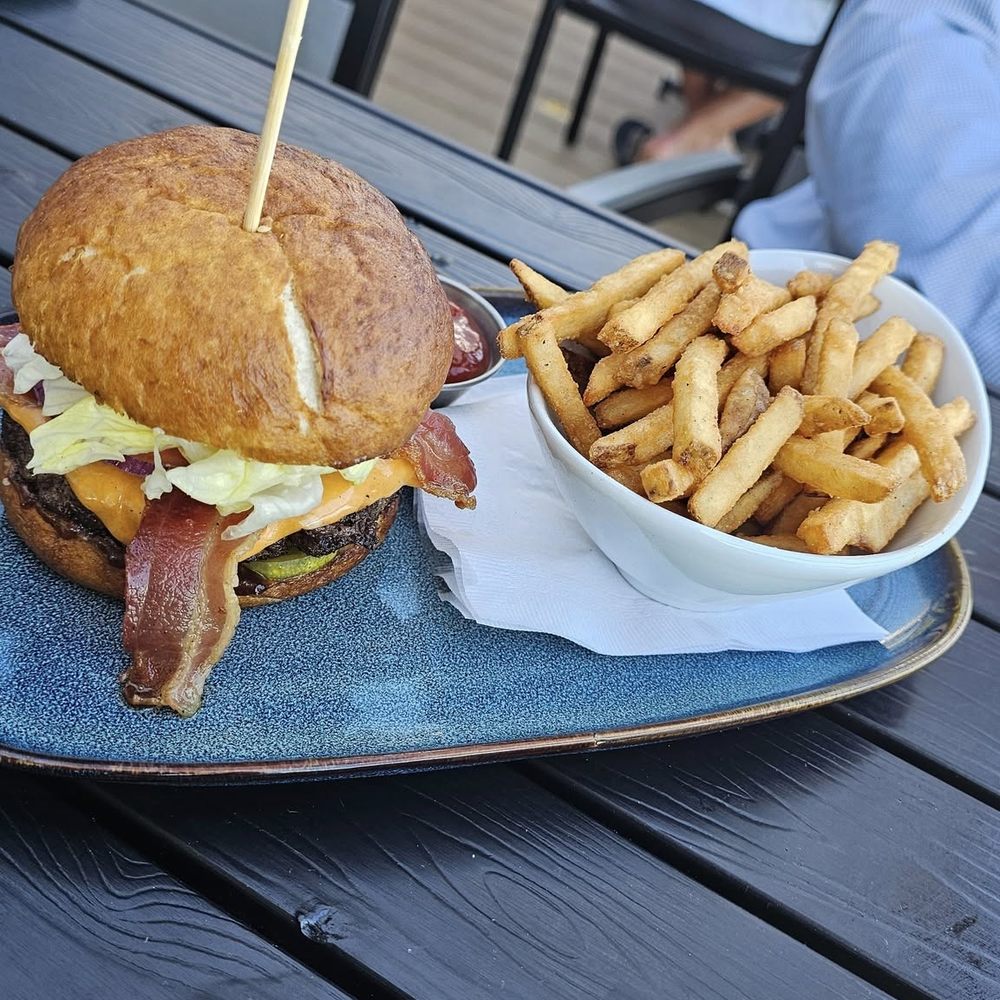 Highlands Golf Club - Burger with fries - Golf Near Me - Edmonton, Alberta Highlands Golf Club - Burger with fries - Golf Near Me - Edmonton, Alberta