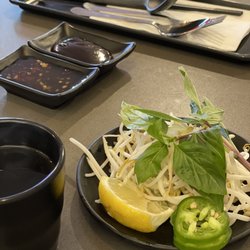 Pho Den - Table setting