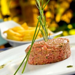 Le Vin Bistro & Patisserie - Steak Tartare e fritas, um dos favoritos da casa