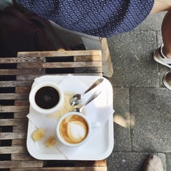 Koffie & Ik - Een gewone koffie en een cappuccino.