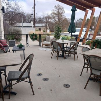 Fresh Pickens Market - Outside patio - Breakfast & Brunch Near Me - Fredericksburg, Texas