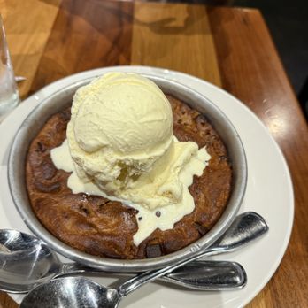 BJ's Restaurant & Brewhouse - Chocolate Chunk Pizookie - American Near Me - Cupertino, California