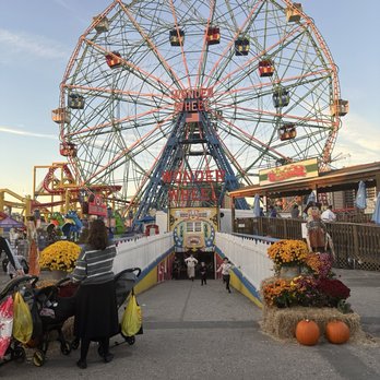 Luna Park - Wonder wheel - Amusement Parks Near Me - Brooklyn, New York