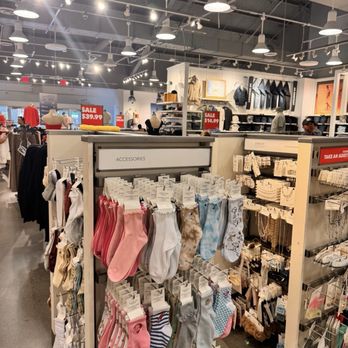 American Eagle & Aerie Outlet - Outlet Stores Near Me - Central Valley, New York