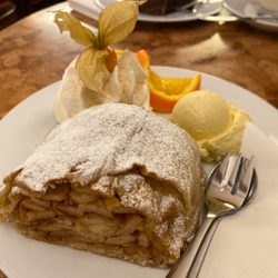 Cafe Thiele - Rhöner Apfelstrudel mit Eis und  Sahne