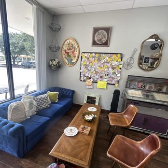 Bee Vintage Market - Comfy seating. - Cafes Near Me - Valrico, Florida Bee Vintage Market - Comfy seating. - Cafes Near Me - Valrico, Florida