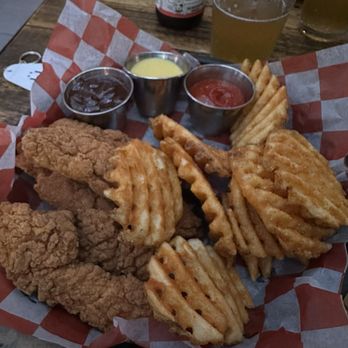 Parlay Lincoln Park - CRISPY TENDERS - Sports Bars Near Me - Chicago, Illinois