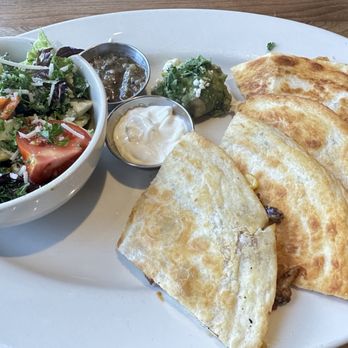 Browns Socialhouse Surrey Centre - Chicken quesadillas - Canadian (New) Near Me - Surrey, British Columbia Browns Socialhouse Surrey Centre - Chicken quesadillas - Canadian (New) Near Me - Surrey, British Columbia