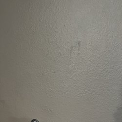 La Quinta Inn by Wyndham Caldwell - Filthy walls
