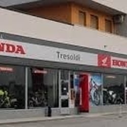 Tresoldi Moto - Chiaramente visibile sulla strada, possiede un ampio parcheggio, uno show-room di nuovo ed usato, officina e museo interno