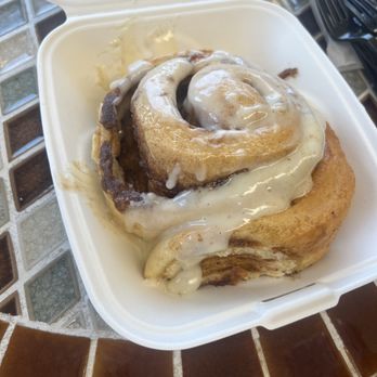 Muddy Bees Bakery - The infamous Cinnamon roll - Bakeries Near Me - Hurricane, Utah