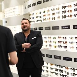 Kresinsky - brillen.kontaktlinsen.hörgeräte GmbH & Co. KG - Alex in einer Lieblingssituation - erzählt begeistert von Moscot während Brillenberatung