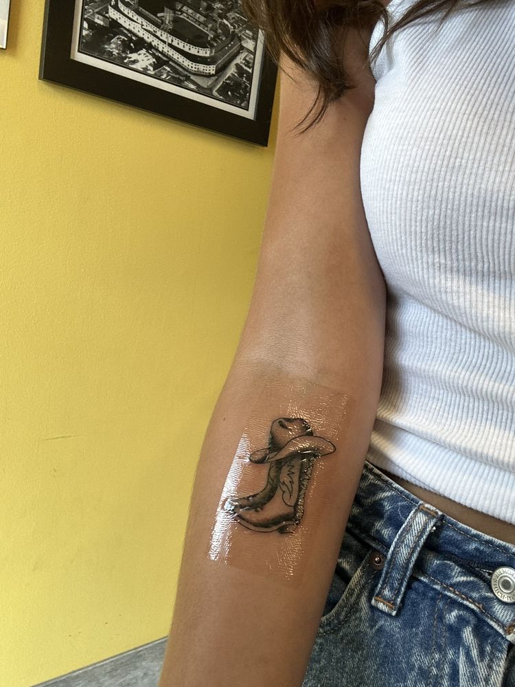 B’z Ink Tattoo Shop