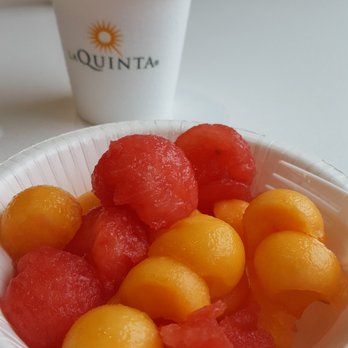 La Quinta by Wyndham Cullman - Fresh fruit and coffee at the breakfast buffet - Hotels Near Me - Cullman, Alabama