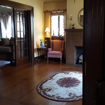 Simply Divine Bed & Breakfast - Side living room. - Bed & Breakfast Near Me - Dunn, North Carolina Simply Divine Bed & Breakfast - Side living room. - Bed & Breakfast Near Me - Dunn, North Carolina