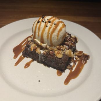 Houston's Restaurant - Warm Five Nut Brownie - New American Near Me - Irvine, California