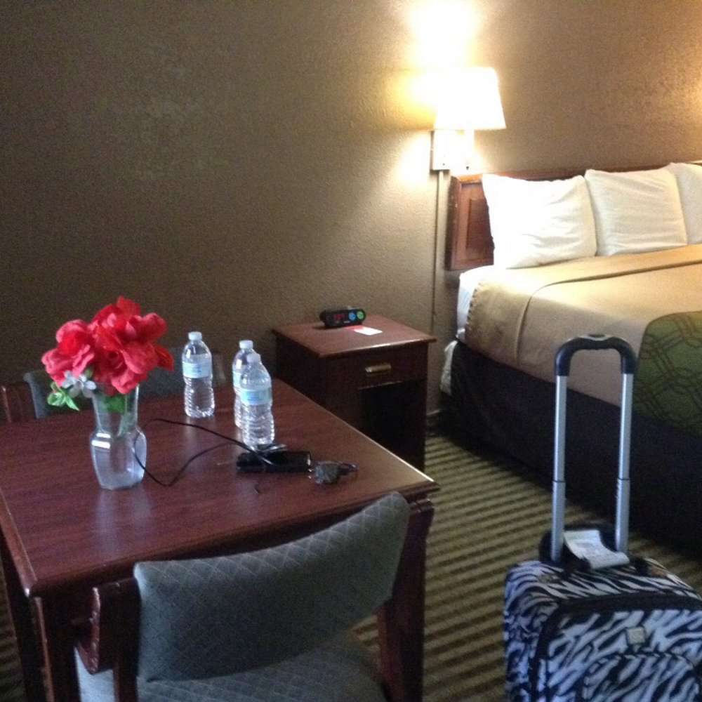 Econo Lodge - Table for two - Hotels Near Me - Winfield, Kansas Econo Lodge - Table for two - Hotels Near Me - Winfield, Kansas