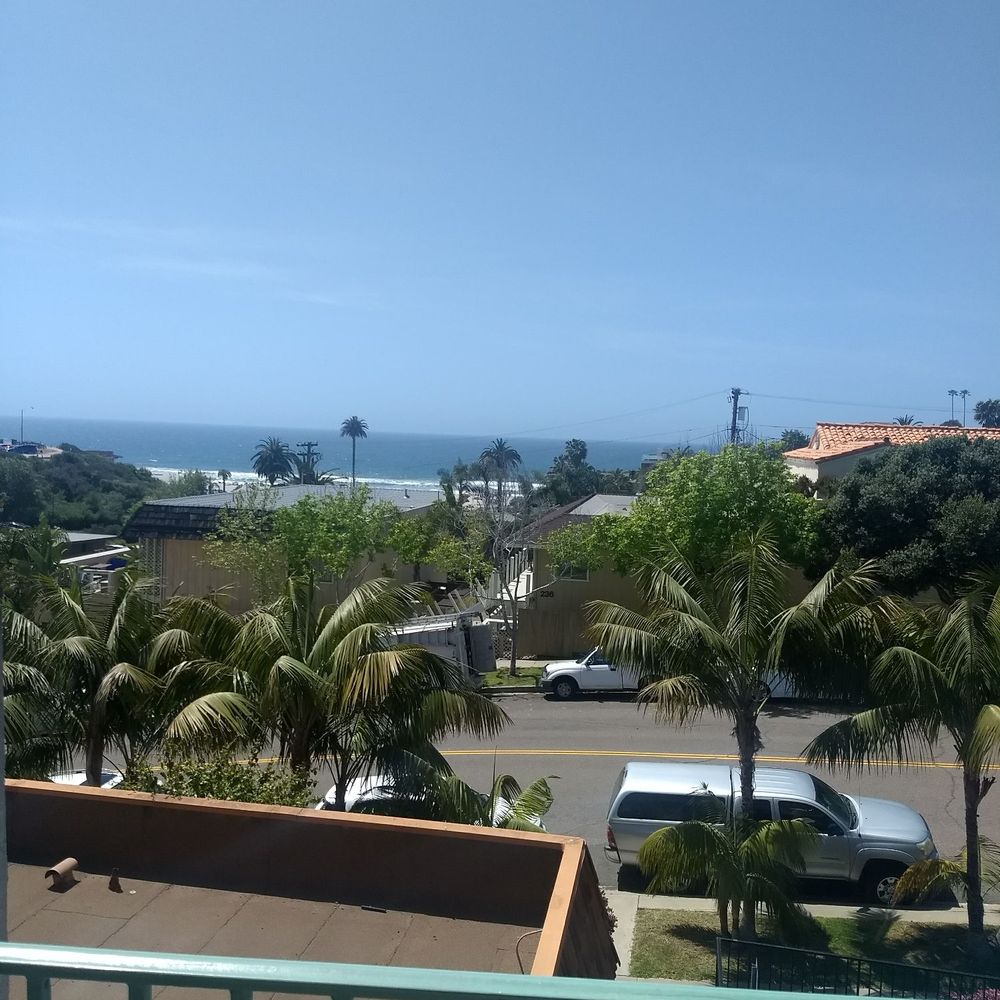 Moonlight Beach Motel - View from our room. - Hotels Near Me - Encinitas, California