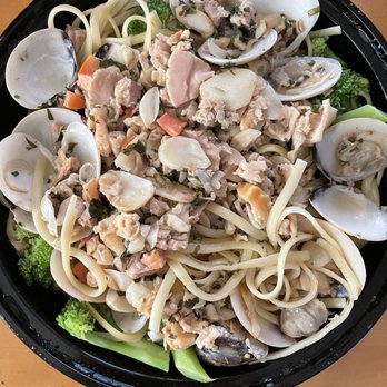 Olive Garden Italian Restaurant - White clam sauce with broccoli. - Italian Near Me - Secaucus, New Jersey Olive Garden Italian Restaurant - White clam sauce with broccoli. - Italian Near Me - Secaucus, New Jersey