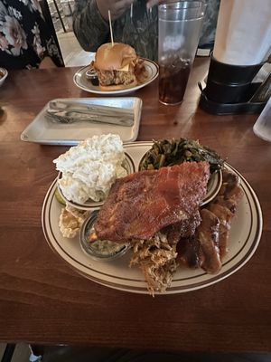 Elliott's BBQ Lounge by null