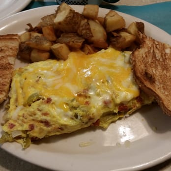 Christopher's Restaurant - Pepperoni, onions, peppers, chedder cheese omelette. Deep fried home fries. Scally toast. - Breakfast & Brunch Near Me - Reading, Massachusetts